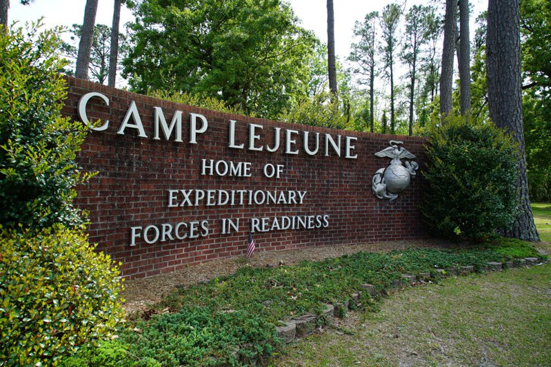 海軍陸戰隊基地勒瓊營（Camp Lejeune）西南方47公里處漢普斯特德（Hampstead）的一處加油站，發現有三名男子在自小客車中失去知覺，送醫治療後均宣告不治。美聯社