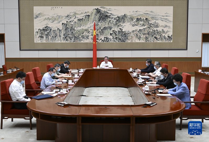 中國大陸前外長秦剛6月初參加國務院會議時略顯疲態。秦剛為圖左一。（取自新華社）