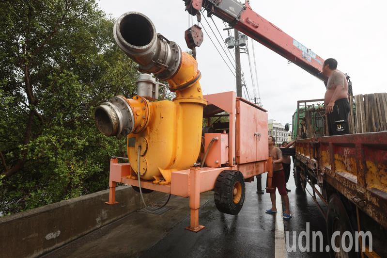 面對中度颱風杜蘇芮逐步逼近，林邊鄉公所也針對低漥地帶預先裝設大型抽水機，希望減少淹水的危害。記者劉學聖／攝影