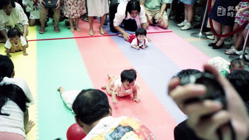 圖為大葉高島屋舉辦的寶寶爬行比賽。圖／聯合報系資料照（1995/10/15　洪克紀攝影）