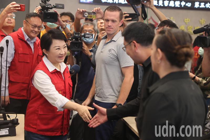 台中市長盧秀燕（左二）主持災害應變中心第五次工作會報，AIT派員到場觀摩，並參與這場颱風工作會報。記者黃仲裕／攝影