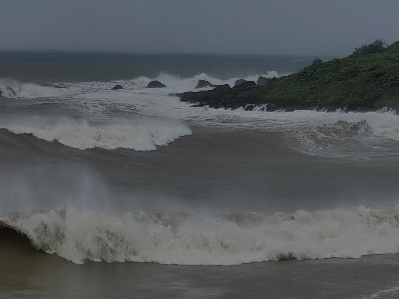 首當其衝的屏東恆春半島從昨晚起風強雨驟，墾丁沿岸掀起一波波洶湧巨浪。記者潘欣中／攝影