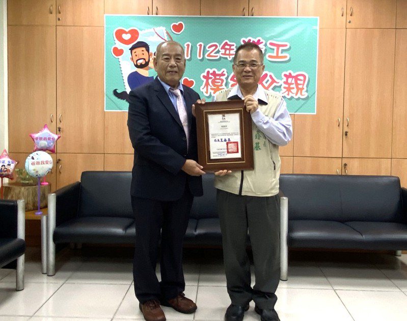 台南市勞工局長王鑫基（右）與今年勞工模範父親蔡朝安。圖／勞工局提供