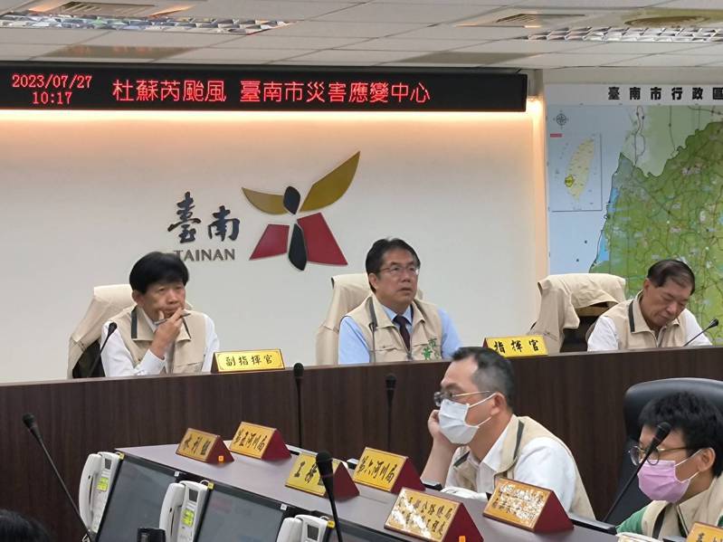 台南市長黃偉哲上午到杜蘇芮颱風災害應變中心聽取工作會報，了解未來颱風走向及各單位防颱整備情形。圖／台南市府提供