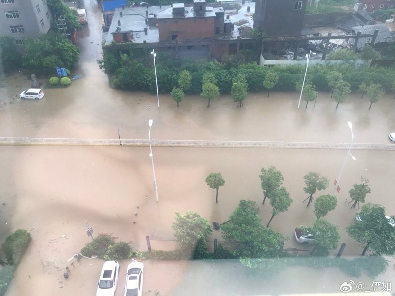 杜蘇芮颱風中心9時55分前後從福建晉江沿海登陸，晉江部分道路已傳出淹水災情。（翻攝自微博）