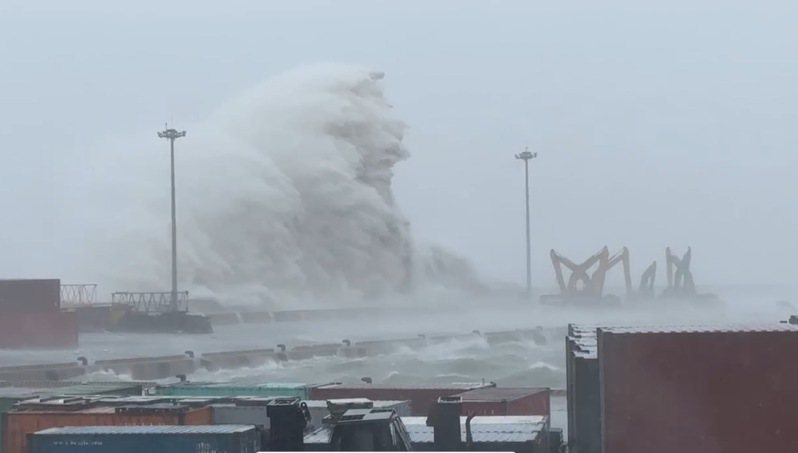 中颱杜蘇芮強勢來襲，金門上午出現風大雨大的惡劣氣候，料羅港的驚濤駭浪浪高數公尺，相當駭人。圖／民眾提供