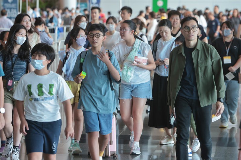 香港高等法院拒絕發出對歌曲《願榮光歸香港》的禁制令。圖為參加香港書展的市民。（中通社）