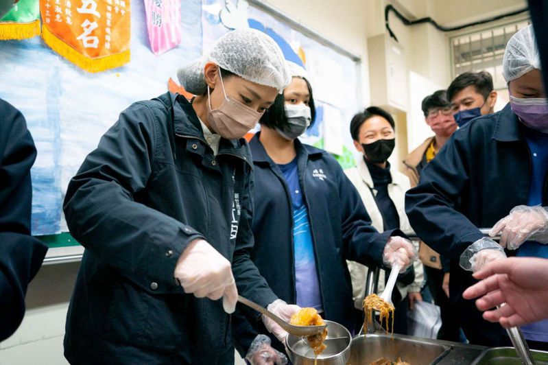 新竹市長高虹安（左一）曾到學校了解營養午餐供應情形。圖／竹市府提供