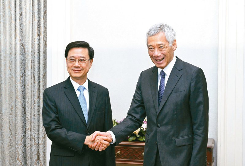 香港特首李家超（左）廿四日在新加坡与新加坡总理李显龙会面。（中新社）(photo:UDN)