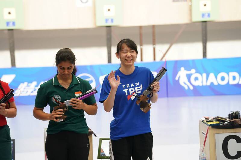 陳俞如（右）在成都世大運女子10公尺空氣手槍射下銅牌。 圖／大專體總提供