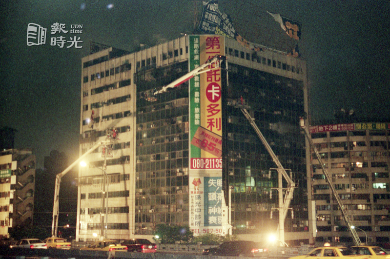 台北市錦新大樓發生火警，大批警消趕往現場救援。   圖／聯合報系資料照 (1996/11/12  盧振昇攝影)
