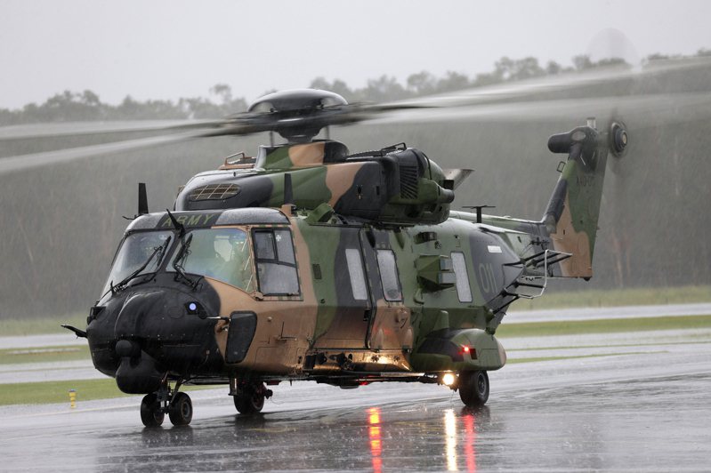 澳洲警方今天表示，墜入太平洋的一架澳洲軍方直升機已找到一些殘骸，但經過一天一夜搜索後，仍未發現4名機組人員的蹤跡。美聯社