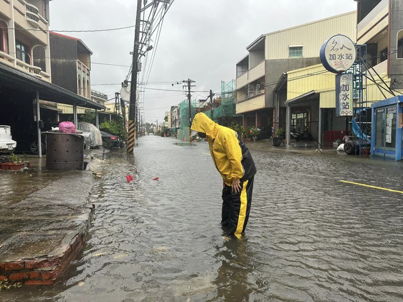 杜蘇芮颱風台南市安南區城南里城西街一、二段一帶出現淹水，但雨勢稍緩也很快退水。圖／讀者提供