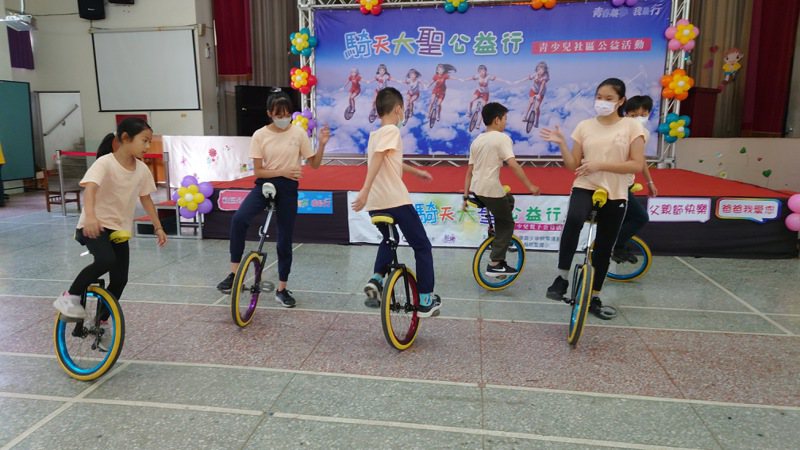 青少年純潔協會今天安排學童表演獨輪車。記者簡慧珍／攝影