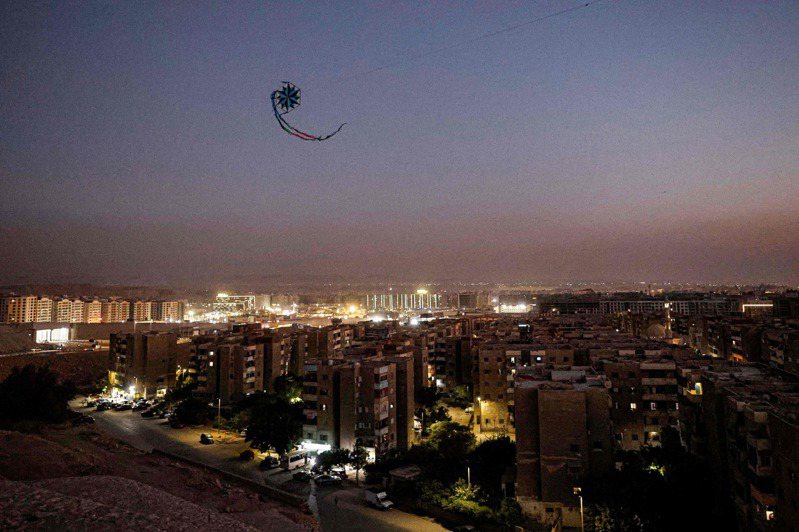 埃及政府的节能措施让民众怨声载道，让有民众不禁问道：停电为什么还能出口天然气？图为24日，一只风筝从莫卡塔姆区飞过开罗天际线。法新社(photo:UDN)