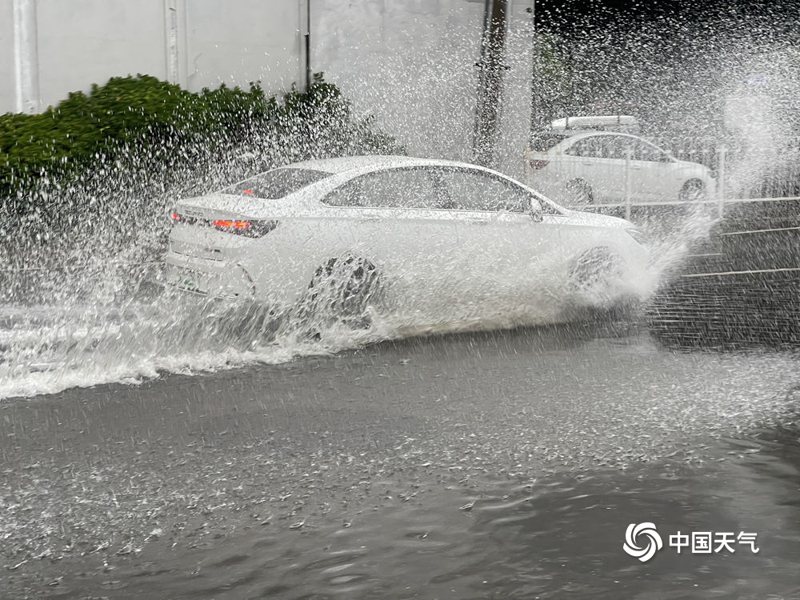 北京30日降雨持續，部分路段已經出現積水。為嚴防暴雨來襲，北京市政府呼籲市民請盡量減少外出。（取自中國天氣網）