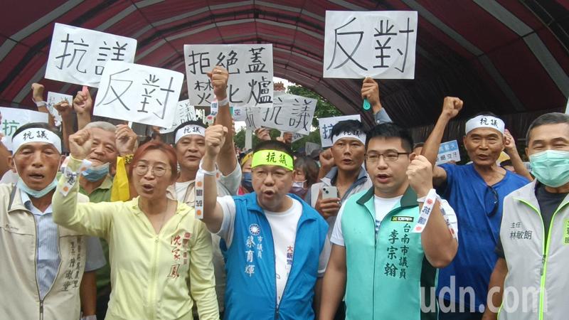 台南柳營科技園區傳將蓋焚化爐， 500多人怒吼抗議，藍綠議員到場聲援。記者謝進盛／攝影