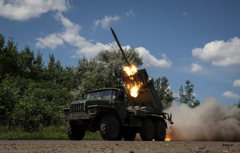 烏克蘭軍隊向俄軍發射多管火箭系統，攝於18日。路透