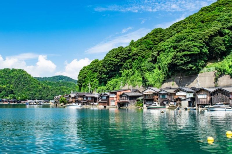 「京都天橋立一日遊」除了觀賞日本三大美景之一的天橋立外，還可體驗伊根灣遊船餵海鷗的樂趣，售價1,768元起。KKday提供