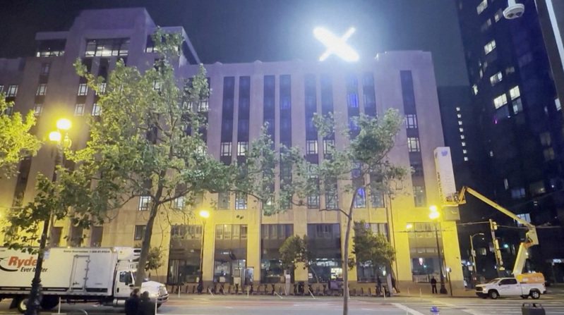 社群媒體X的舊金山總部大樓將舊招牌拆掉，裝上夜晚能大放光明的X標誌。路透
