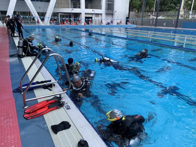 提升水域救援技能，台南市消防人員在成功大學戶外游泳池，參加潛水救援人員複訓。記者黃宣翰／翻攝