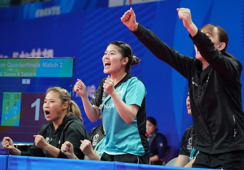 中華隊桌球女團8強賽戰到第5點力退泰國，勇闖4強。圖／大專體育總會提供