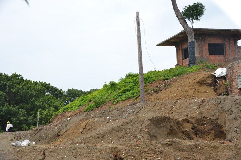 文化局今年3月啟動桂子山整體工程，預計明年上半年完工，颱風過後，裸露山坡有明顯被水沖刷痕跡。記者鄭惠仁／攝影