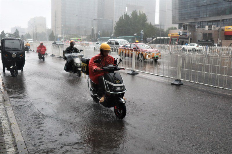 記者29日至31日在北京朝陽區、東城區多個路段發現，均有程度不一的積水情況。（記者廖士鋒／攝影）