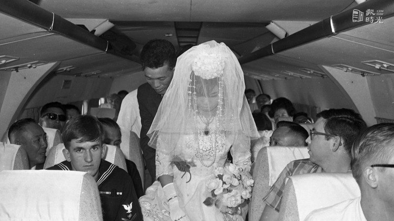 廿八歲的林聲桂(右)與二十歲的新娘許來碧(左)，在一萬一千呎的高空中，由高雄飛往台北的遠東航空公司一○四次「前瞻號」班機上舉行「空中婚禮」，為他們證婚的是飛機上的正駕駛楊訓偉，搭乘這班飛機的五十名中外旅客，成了向這對新人道賀的第一批「來賓」。圖／聯合報系資料照（1967/09/29　陳鐵輝攝影）