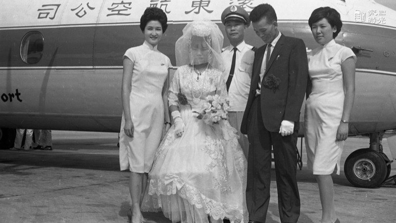 廿八歲的林聲桂(右)與二十歲的新娘許來碧(左)，在一萬一千呎的高空中，由高雄飛往台北的遠東航空公司一○四次「前瞻號」班機上舉行「空中婚禮」，為他們證婚的是飛機上的正駕駛楊訓偉，搭乘這班飛機的五十名中外旅客，成了向這對新人道賀的第一批「來賓」。圖／聯合報系資料照（1967/09/29　陳鐵輝攝影）