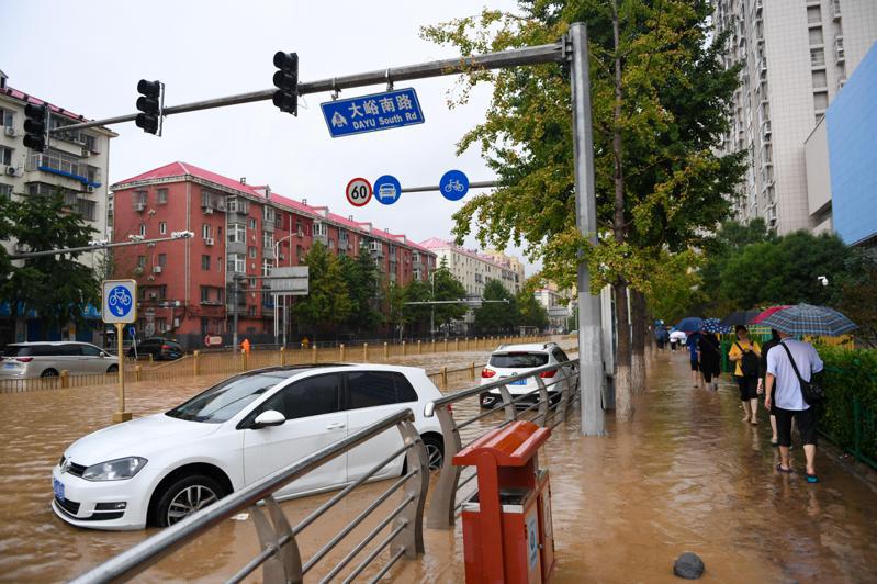 圖為北京市門頭溝區大峪南路7月31日景象，受暴雨影響，當天門頭溝區部分道路中斷。（新華社）