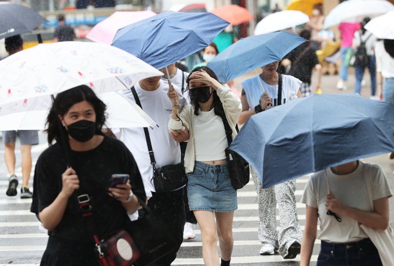 卡努颱風逼近，大台北今天時晴時雨，許多民眾大多撐傘因應。記者潘俊宏／攝影