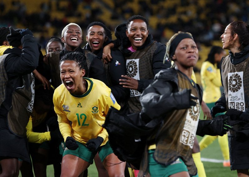 南非隊在2023女子世界盃足球賽G組小組賽以3比2扳倒義大利，以小組第二名闖進最後16強。這是南非首次傳出捷報，首次踢進世界盃女足賽16強。圖／路透社