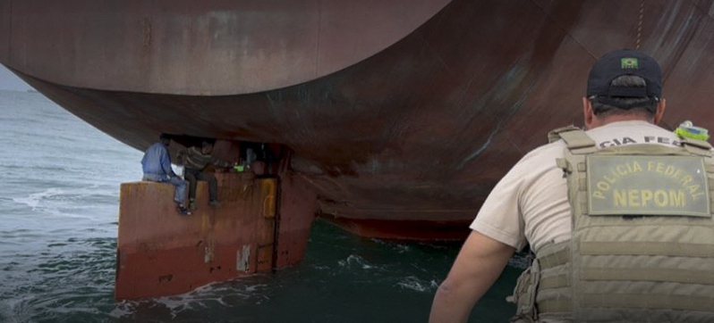 4名奈及利亞偷渡客藏身貨輪船舵，在海上苦熬14天後在巴西維多利亞幸運獲救。法新社