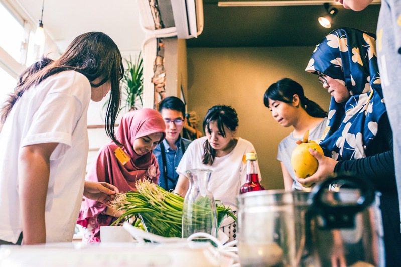 桃園「東南亞生活節」可以看見多種異國料理烹調方式。圖／桃園市政府勞動局提供