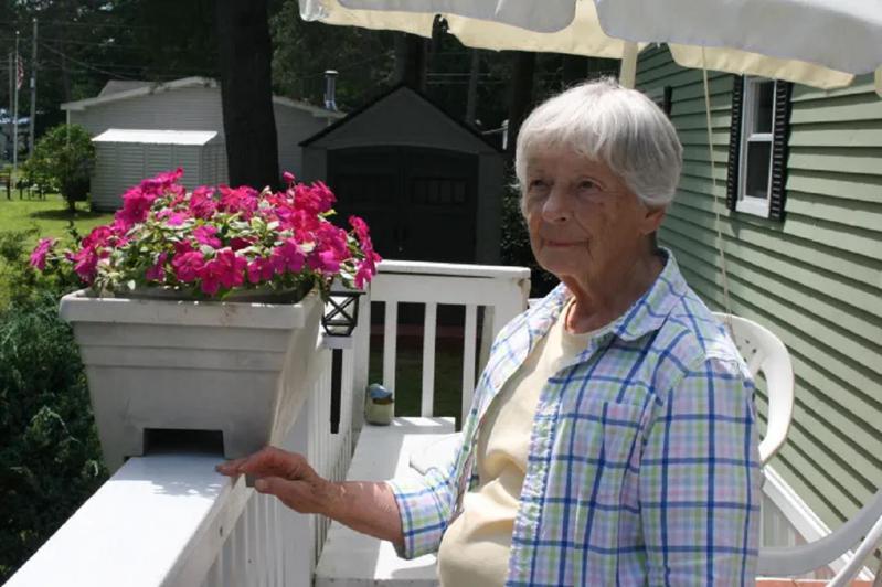 緬因州布倫瑞克的87歲居民柏金斯最近擊退了闖進家裡的青少年，但就在她要趕他離開時，這名青少年說自己餓了，讓她拿出了一些零食給他果腹。照片翻攝：Pressherald.com