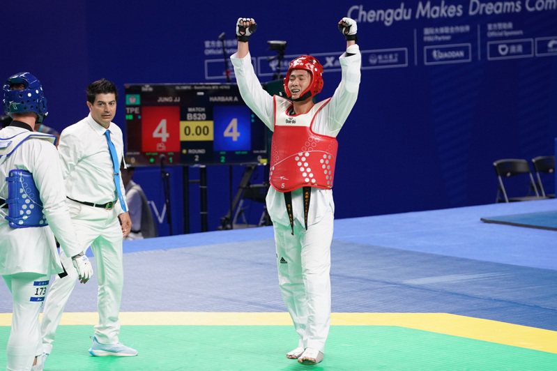 鍾俊傑在跆拳道男子87公斤以上級為我國再拿下一面銀牌。圖／大專體育總會提供