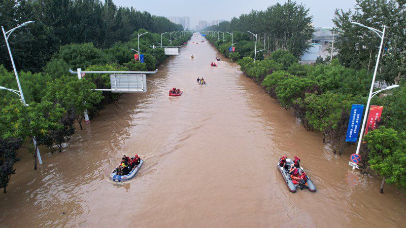 航拍河北省涿州高新技術產業開發區積水路段，救援人員正在轉移受困民眾。 中新社