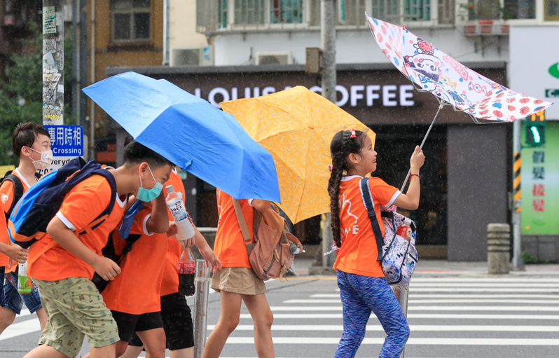 因卡努颱風台北風雨轉強，今早百貨陸續宣布今日暫停營業訊息。本報資料照片