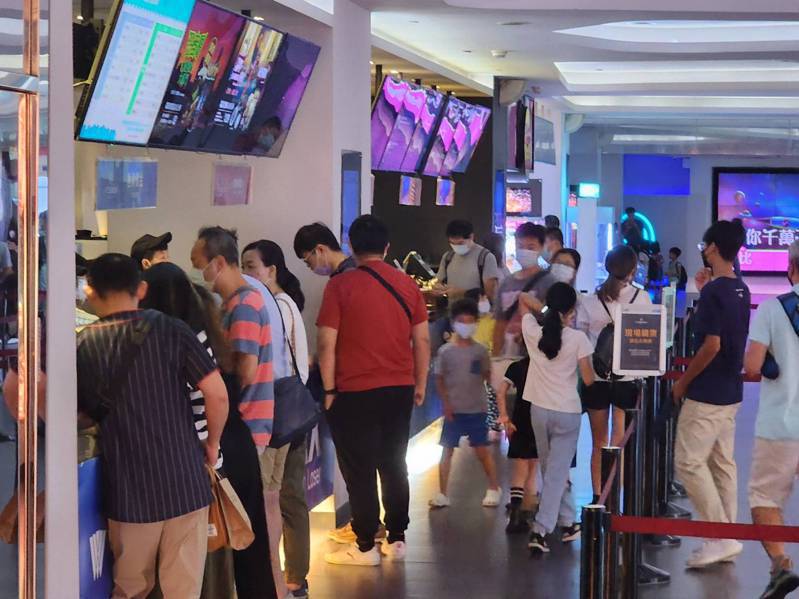 颱風假電影院照常營業，不少民眾因此湧入電影院看電影。記者李定宇／攝影