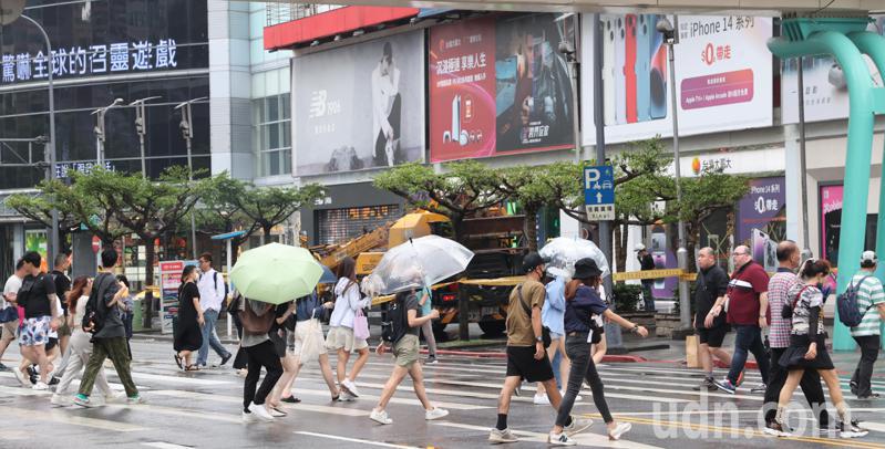 北北基受到中颱「卡努」影響今天放颱風假，趁著白天雨勢仍小，信義商圈也出現逛街民眾。記者曾學仁／攝影