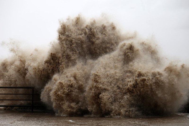 浙江溫嶺3日受颱風「卡努」影響，在當地城南鎮東峰山文化禮堂附近海域掀起十多公尺高巨浪。（取自澎湃新聞）