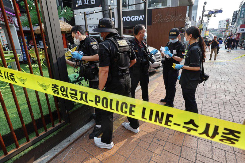 南韓3日再發生隨機砍人事件。圖為7月21日在首爾新林洞街發生類似事件時，警方封鎖現場調查。法新社