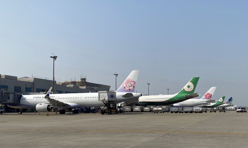 立榮、華信航空今天晚間宣布，明國內線12航班取消。圖／桃機公司提供