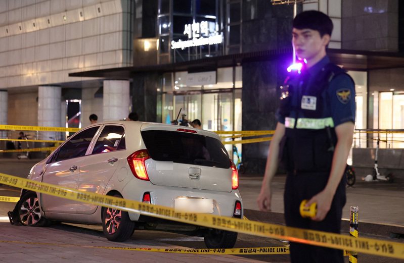 南韓城南市3日發生隨機殺人案，事發後員警在現場看守。路透