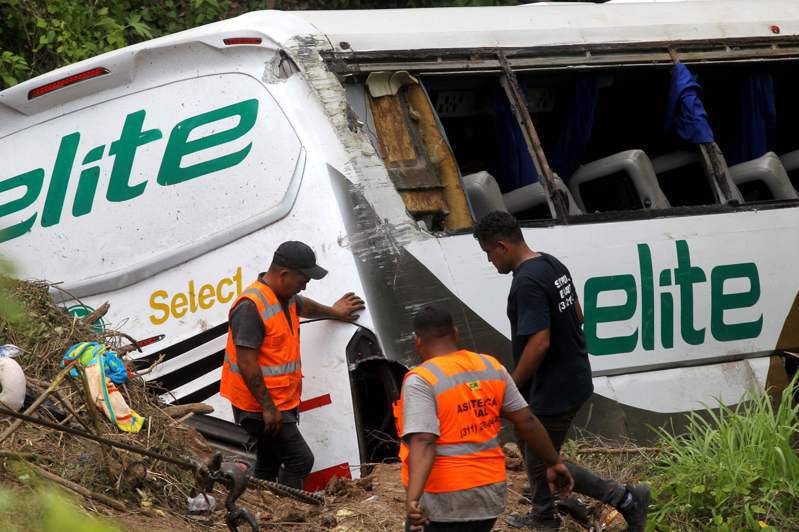 墨西哥西部3日凌晨發生巴士墮崖意外，至少17死22傷。法新社