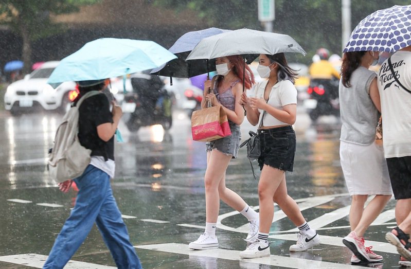 今明兩天雨炸中南部，氣象局針對南投等縣市發豪雨特報。本報資料照片