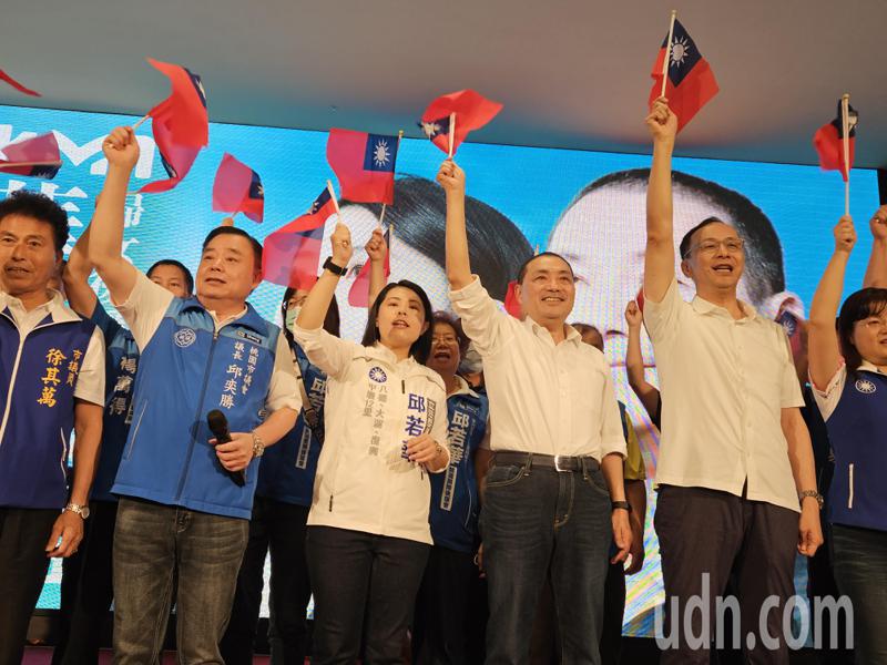 侯友宜（右二）今天重申，當選總統一定讓台海安穩、台灣安全。記者鄭國樑／攝影