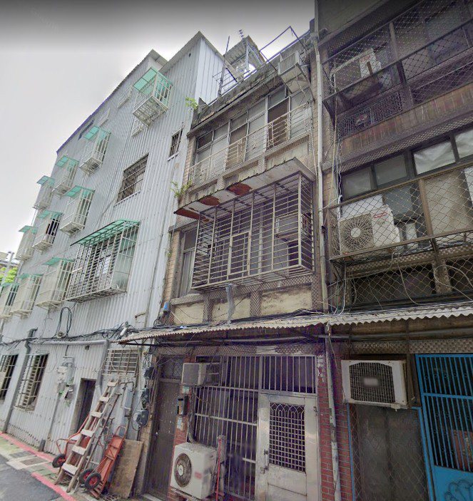 台北市西門町康定路巷內一間約17坪公寓，底價僅約6.5萬元，今(4)日開標，吸引91組人爭搶，最終得標金額高達500萬元。圖／取自Google Maps