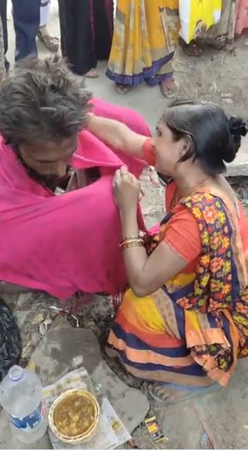 印度1名女子的丈夫離家失蹤10年，她早前到醫院時見到1名流浪漢坐在門口，誤認對方是丈夫帶回家，最終驚覺是烏龍一場。（Twitter影片截圖）